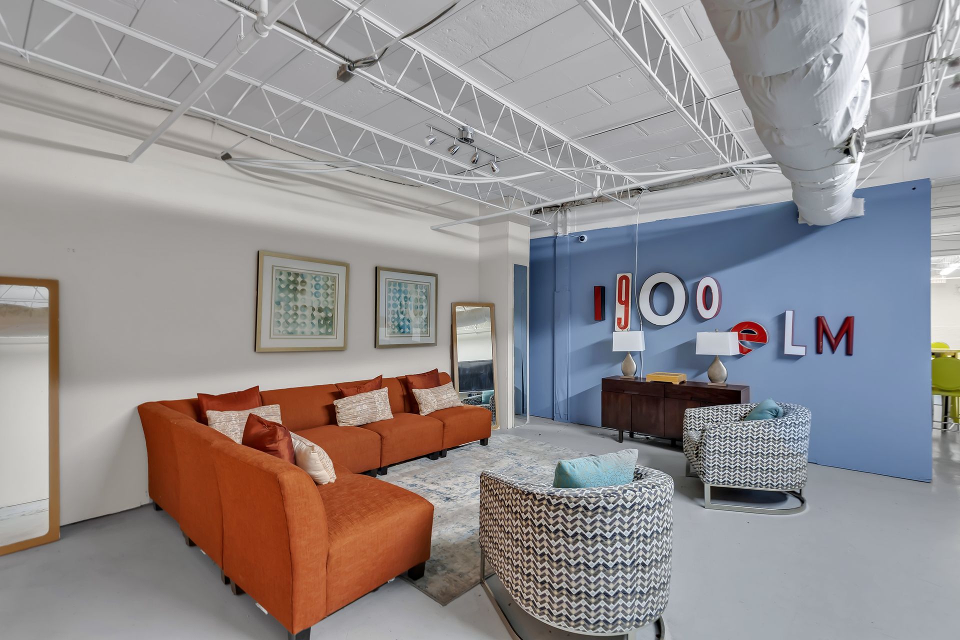 Resident club room lounge at 1900 Elm Lofts